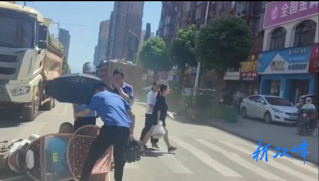 创文进行时丨点赞！路遇老人骑车摔倒“城管蓝”及时救助