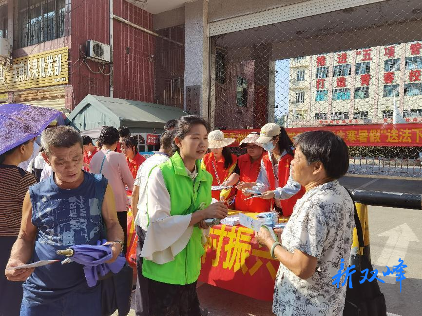 “和森红”志愿服务：民政社工  开展送法下乡活动