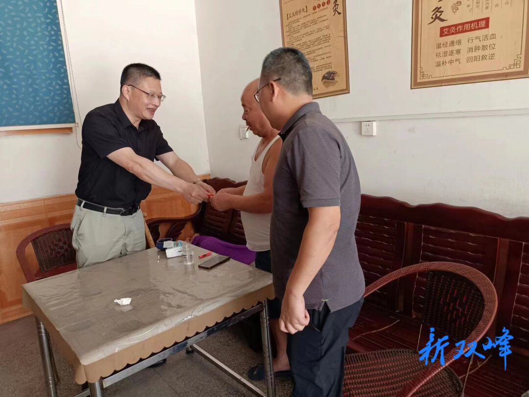 县退役军人事务局慰问荷叶镇老兵代表
