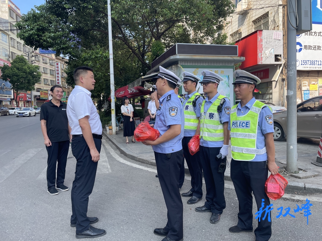 罗东锋为一线交警“送清凉”