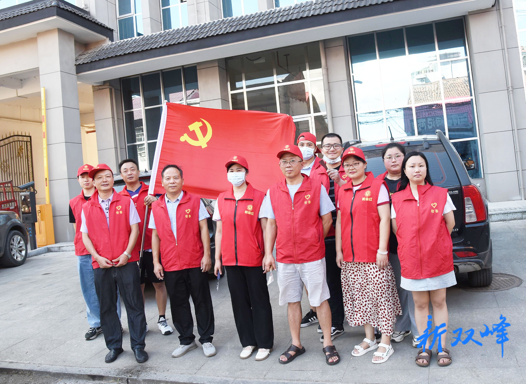 创文进行时丨双峰县检察院开展志愿服务活动，青年干警进社区清除“牛皮癣”