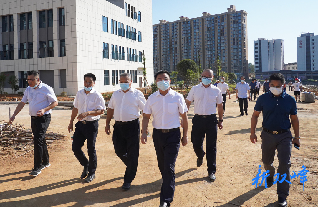 李基联调研双峰县第二人民医院整体搬迁项目：强化要素保障 加强沟通协作 确保在今年9月底全面完成整体搬迁并投入使用