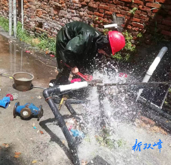 双峰县自来水公司：战高温 保供水 共建文明县城