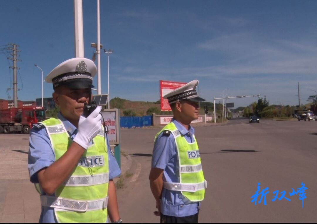 双峰交警：烈日下的最美“警”色
