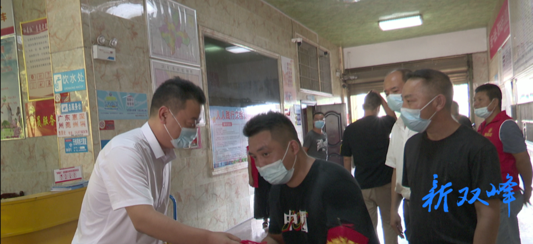 戴志雄到汽车西站开展“送清凉”活动