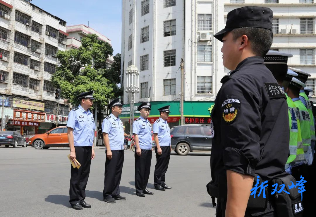 县领导慰问高温一线执勤民警、辅警