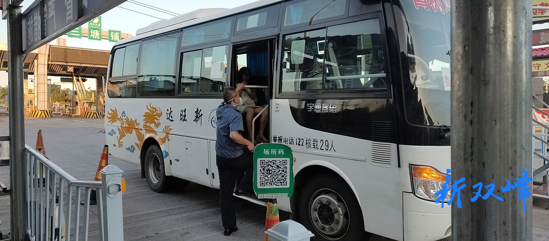 高温下的交通守卡员