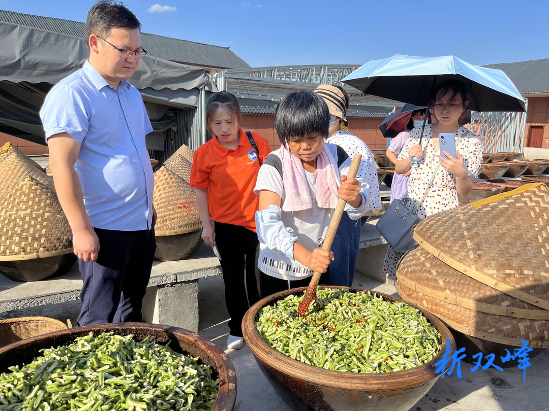 湖南人文科技学院专家团队来双峰调研永丰辣酱产业发展情况