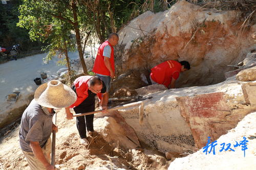 荷叶镇：“和森红”志愿服务队开展抢修水渠 助力抗旱保秋收