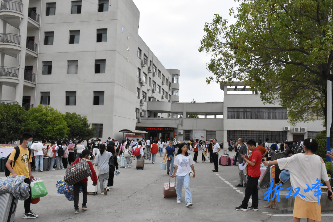 双峰县职业中专学校：1700多名新生有序报到迎开学