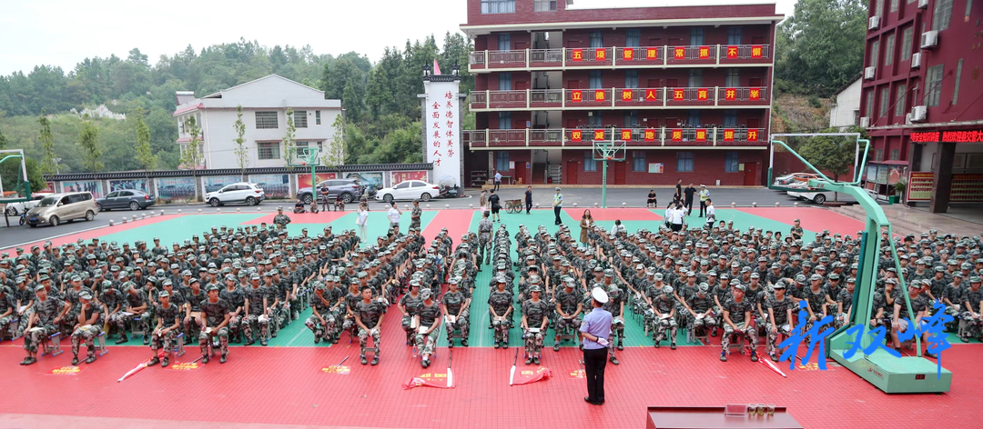 双峰公安交警进校园上好交通安全“开学第一课”