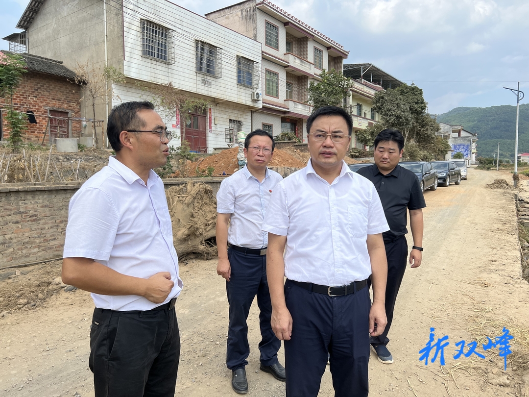 李基联在乡镇调研抗旱工作时强调：科学调水引水  最大限度地缓解当前旱情