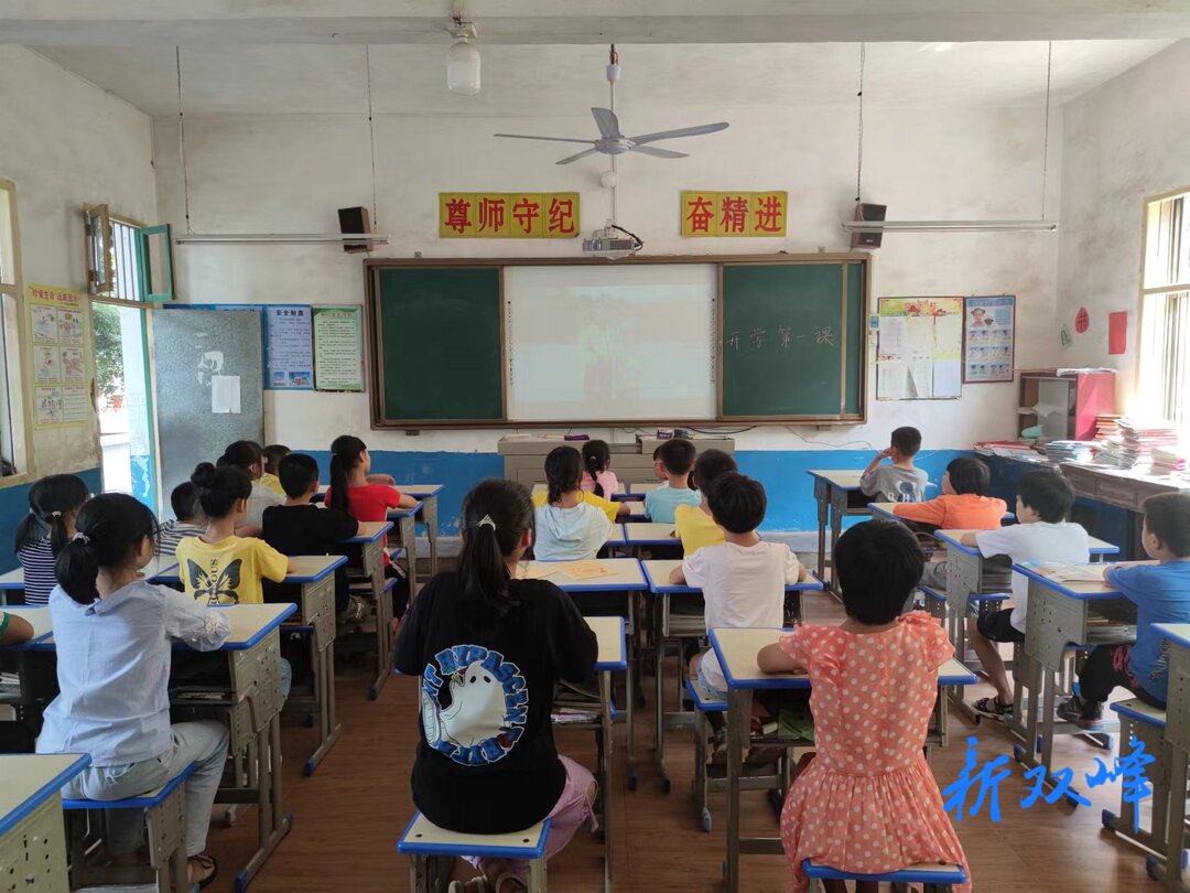 ​杏子合塘学校组织学生收看《开学第一课》