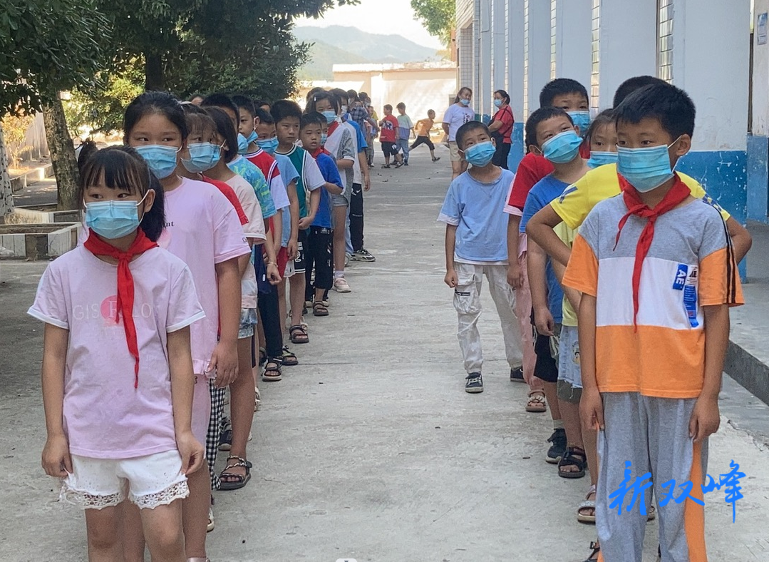 杏子中心学校组织全体师生员工开展核酸检测
