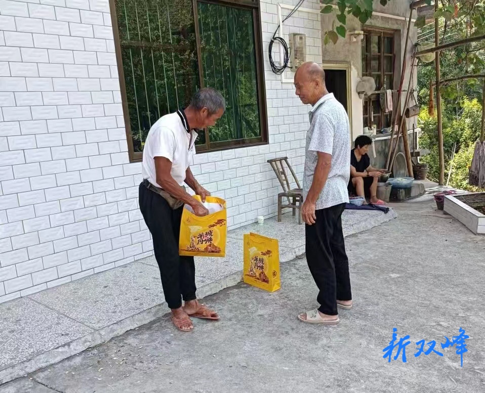 荷叶镇：欢庆中秋，神冲村爱心人士送月饼