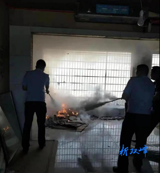 小区住户家起火，他们放下案卷飞奔火场的样子真帅！