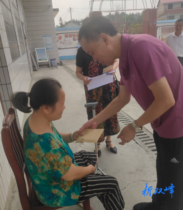 县教育基金会把党的温暖关怀送到教师心坎上