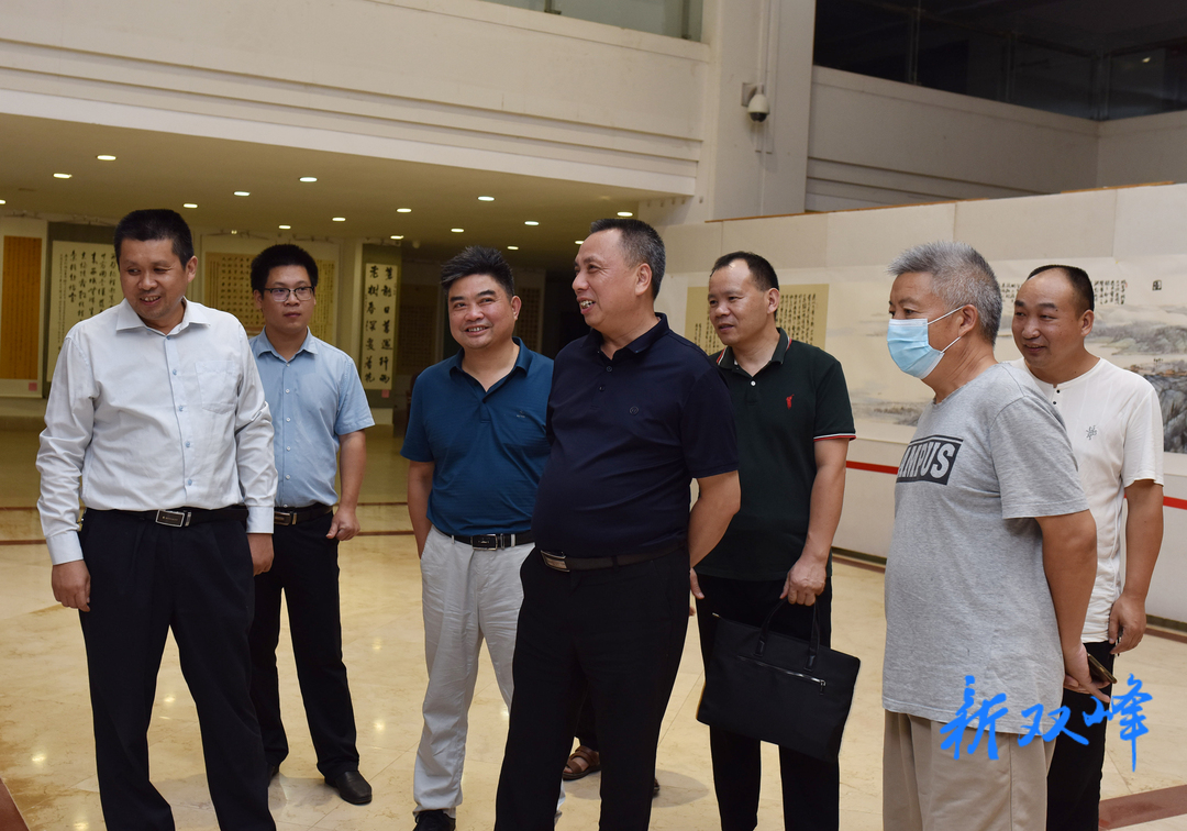 彭石清參觀“喜迎二十大·強國復興有我”美術書法攝影作品展