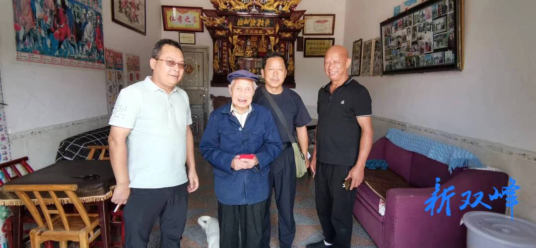 荷叶镇走访慰问军烈属