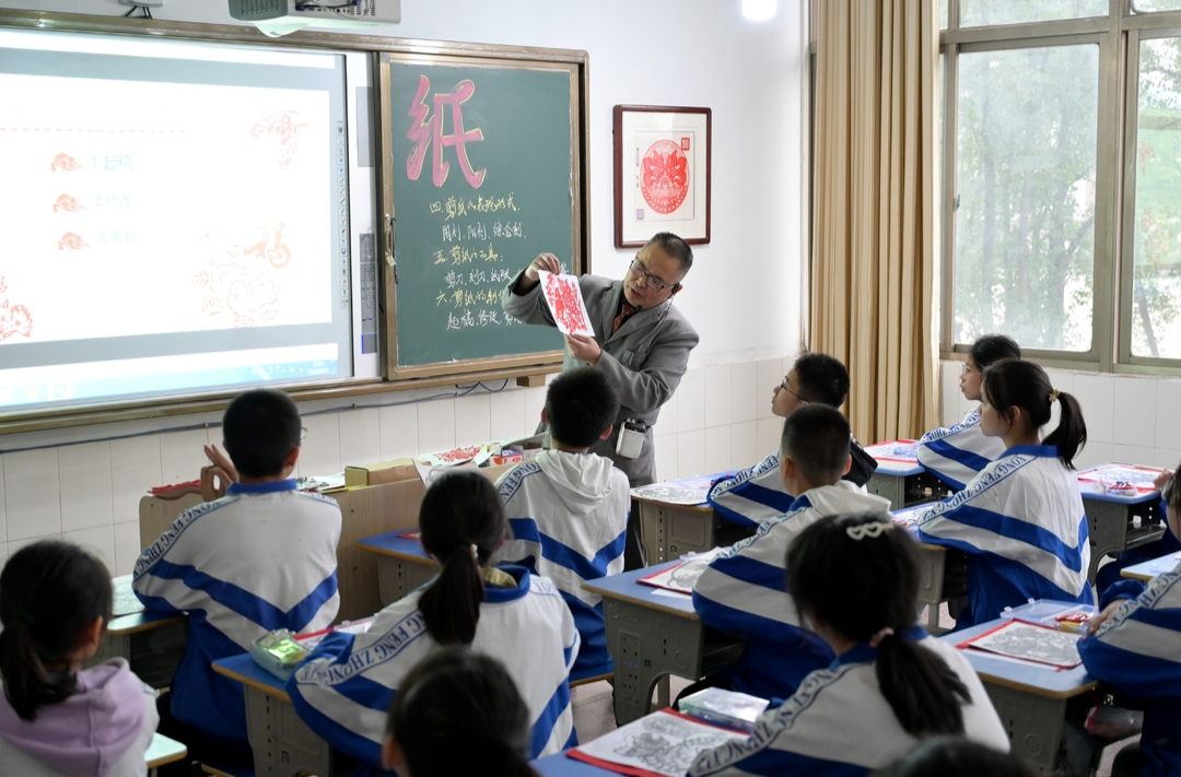 永丰中学举行“喜迎党的二十大、剪出精彩自信”主题剪纸兴趣活动
