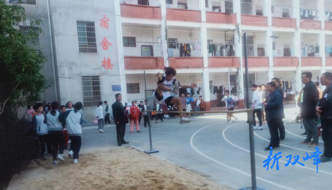 锁石镇中心学校：运动场上竞风流