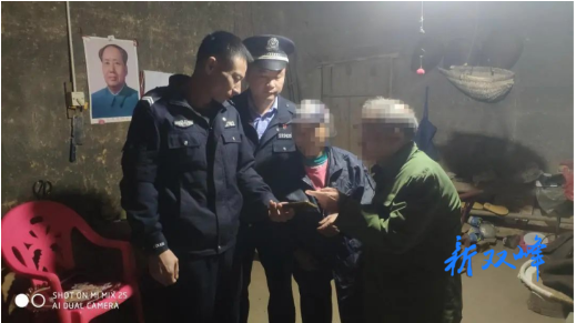 夜凉如水，他们打着电筒冲进了夜幕中的山林搜寻走失老人
