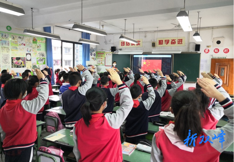 杏子中心學校組織全體師生收聽《國旗下的講話—以平凡守護平安》