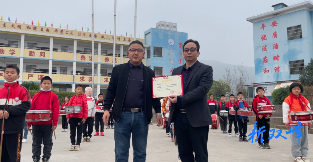 書香傳遞溫暖 愛心助力成長——甘棠鎮中心小學舉行閱讀夢飛翔圖書館17館冠名授牌儀式
