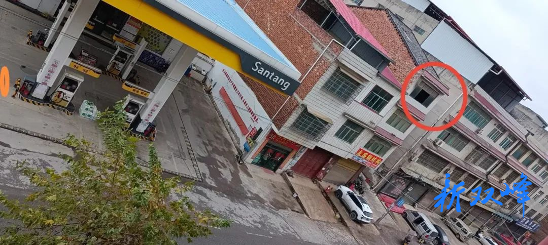 加油站旁楼房起火，他们不顾危险逆行而上