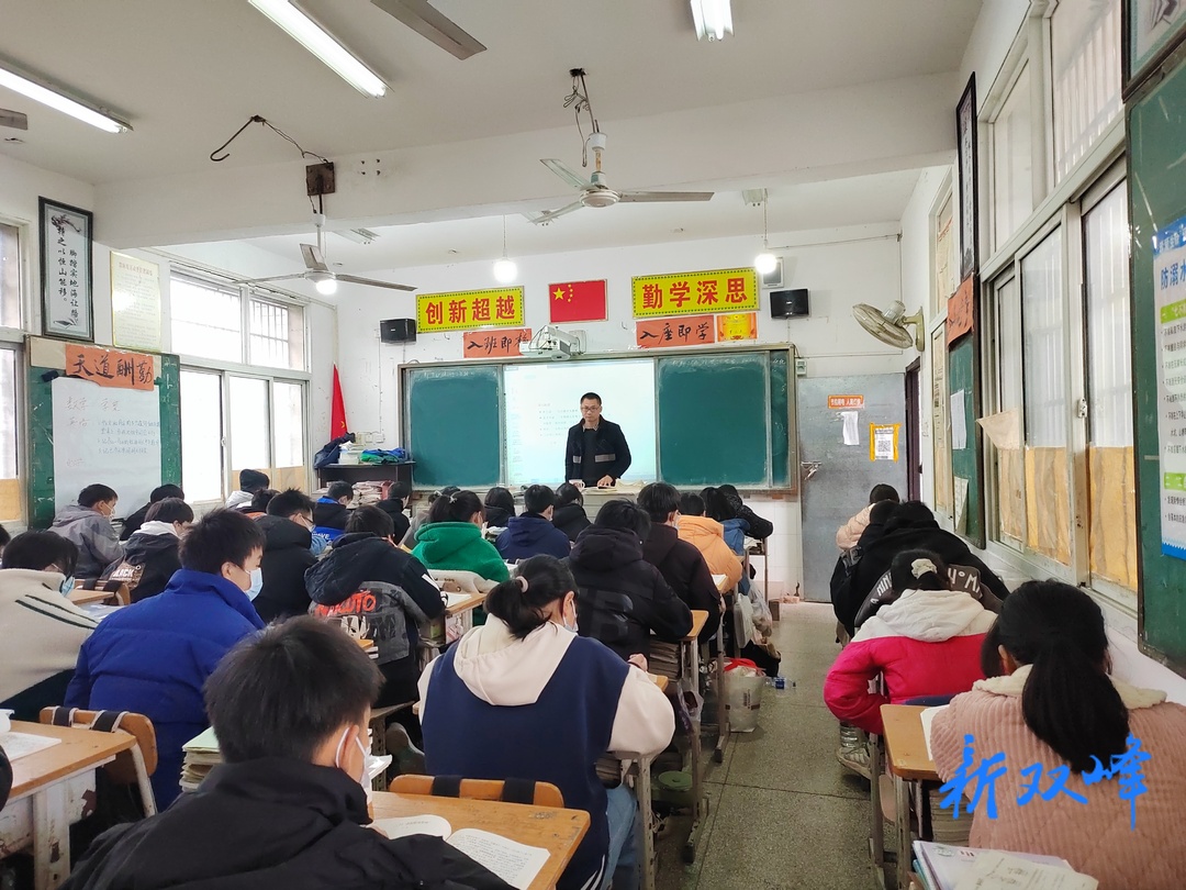 彭丁：扎根乡土育桃李 倾情奉献度春秋