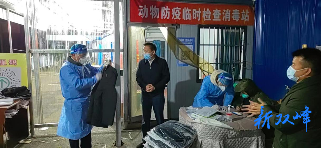寒潮来袭，双峰交通送棉衣，暖人心
