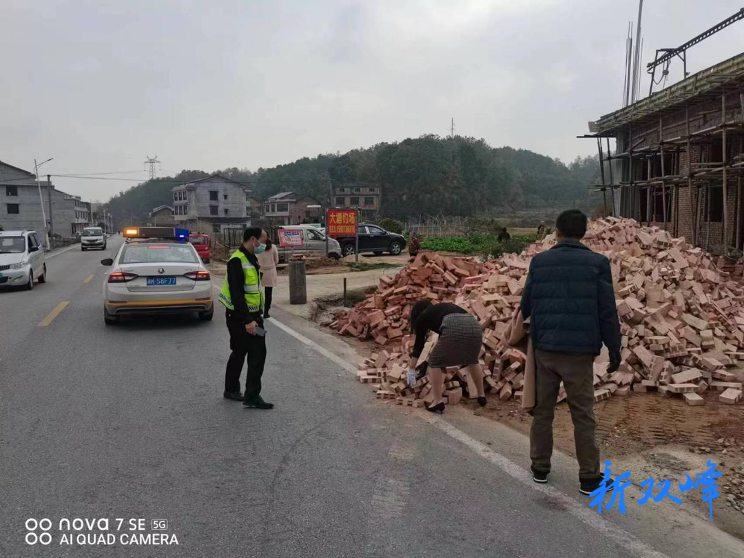 双峰县交通运输执法大队狠抓路域环境整治工作