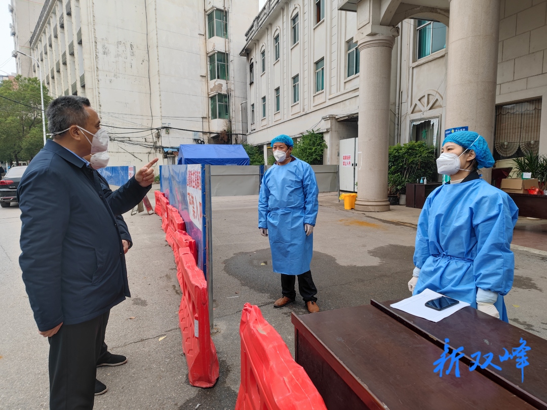 彭石清、李基联看望慰问疫情防控一线工作人员