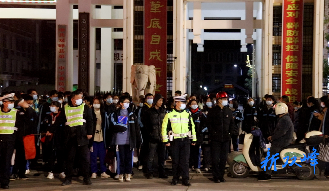 上好“交安课”站好“护学岗”双峰公安交警守护平安上学路