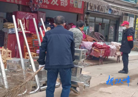 走马街镇代表委员助力元旦节前环境卫生整治