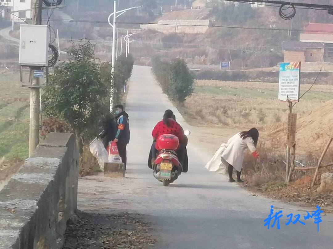 荷叶镇志愿者助力全域美丽乡村建设
