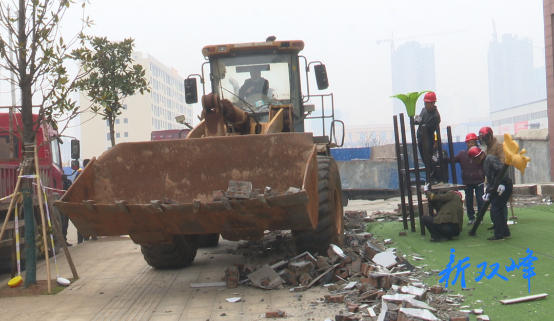双峰城管与金开街道联合拆除占道违章建筑