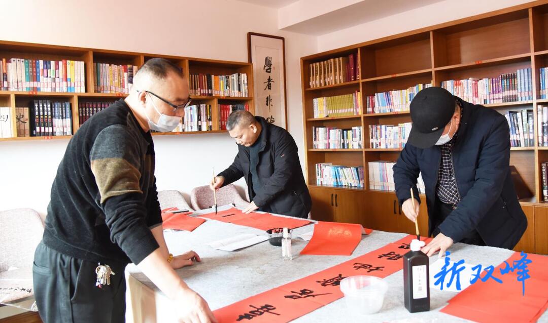 新春走基层 | 双峰县检察院邀请书法家给干警写春联送“福”