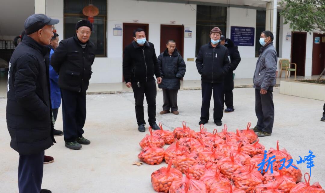 双峰县政协委员看望慰问敬老院老人