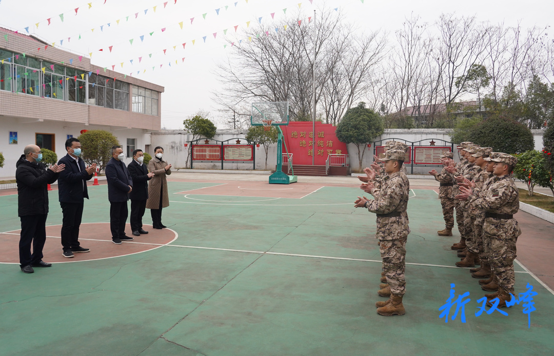 彭石清、李基联节前走访慰问一线干部职工