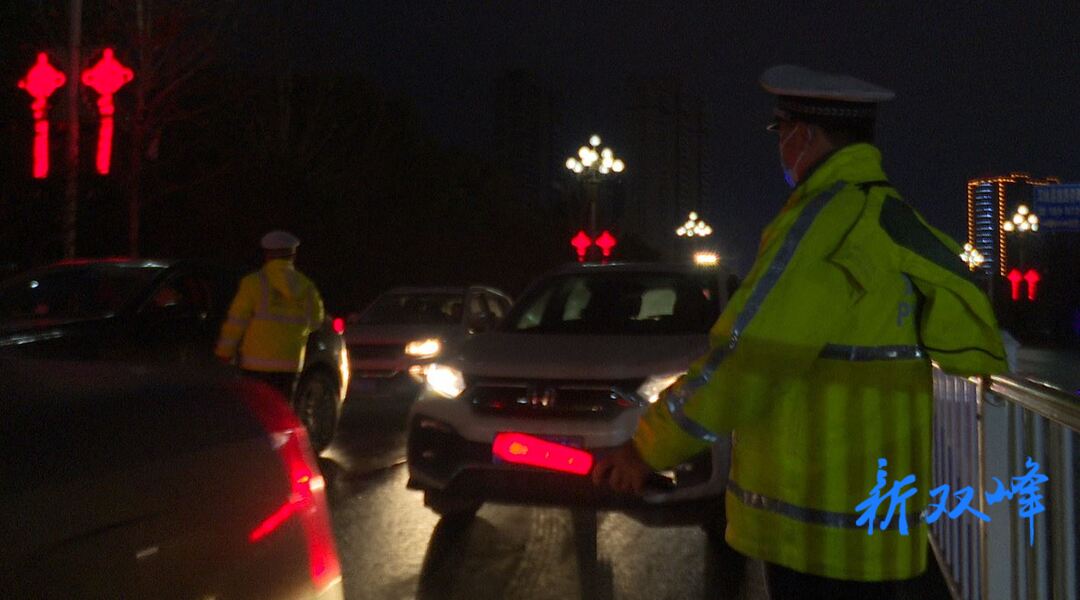 老人酒后驾驶与准驾车型不符车辆 双峰交警及时查处消隐患