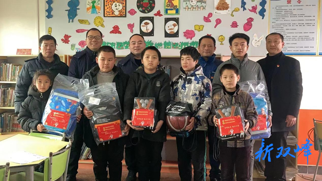 杏子铺镇：农商银行送温暖  助学济困感人心