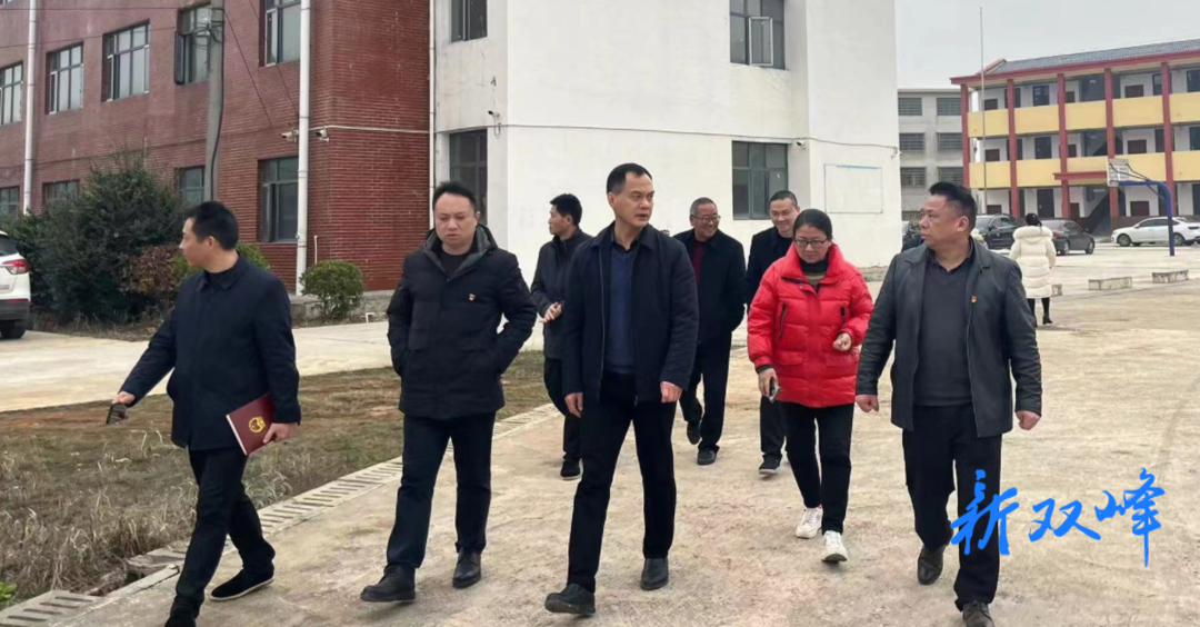 县领导到洪山殿镇调研学校开学工作