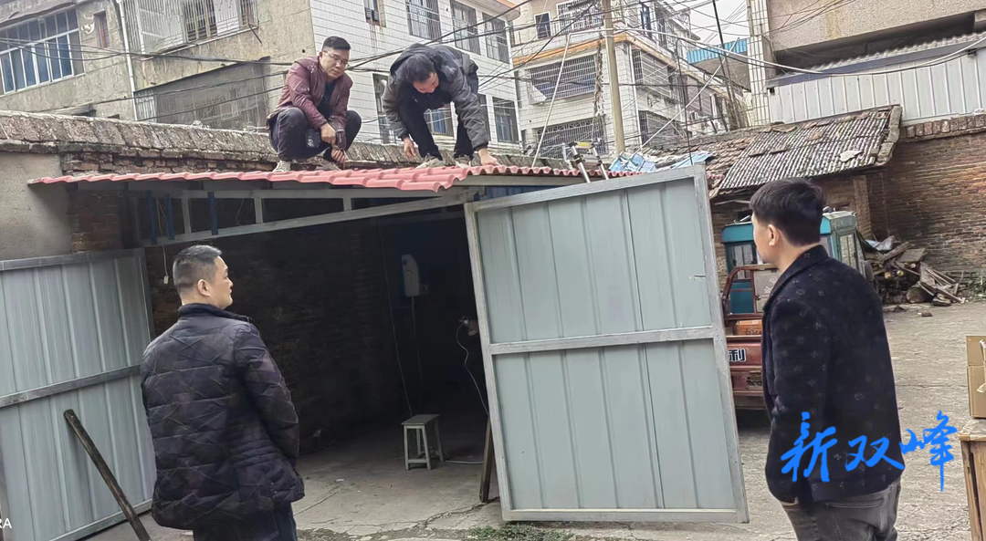 永丰街道：依法拆除小区违建车棚  消除安全隐患