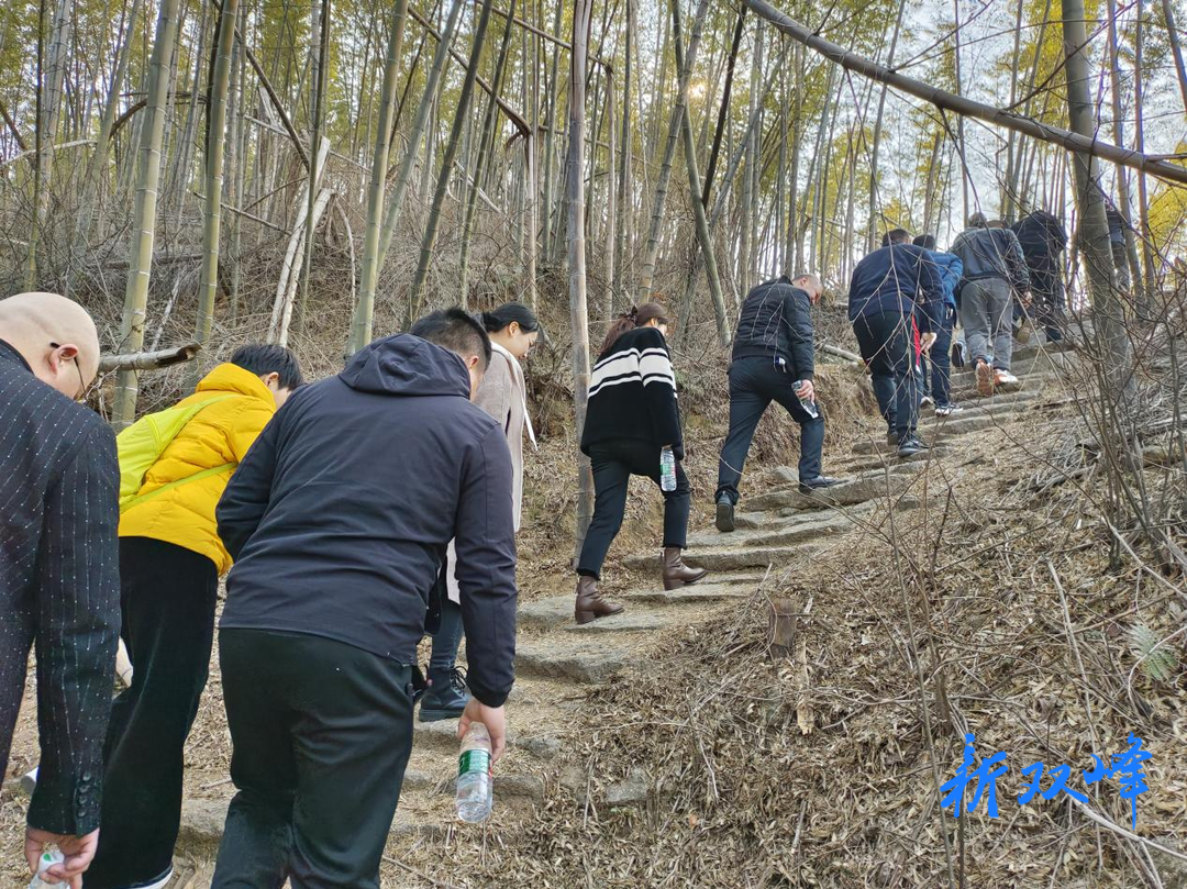 双峰县全民健身服务中心开展登山活动