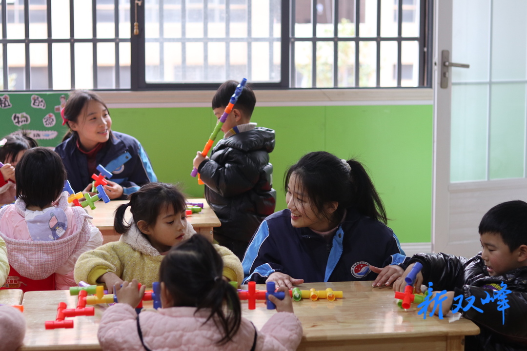 双峰县职业中专学校组织学生到幼儿园开展保育教育实习活动