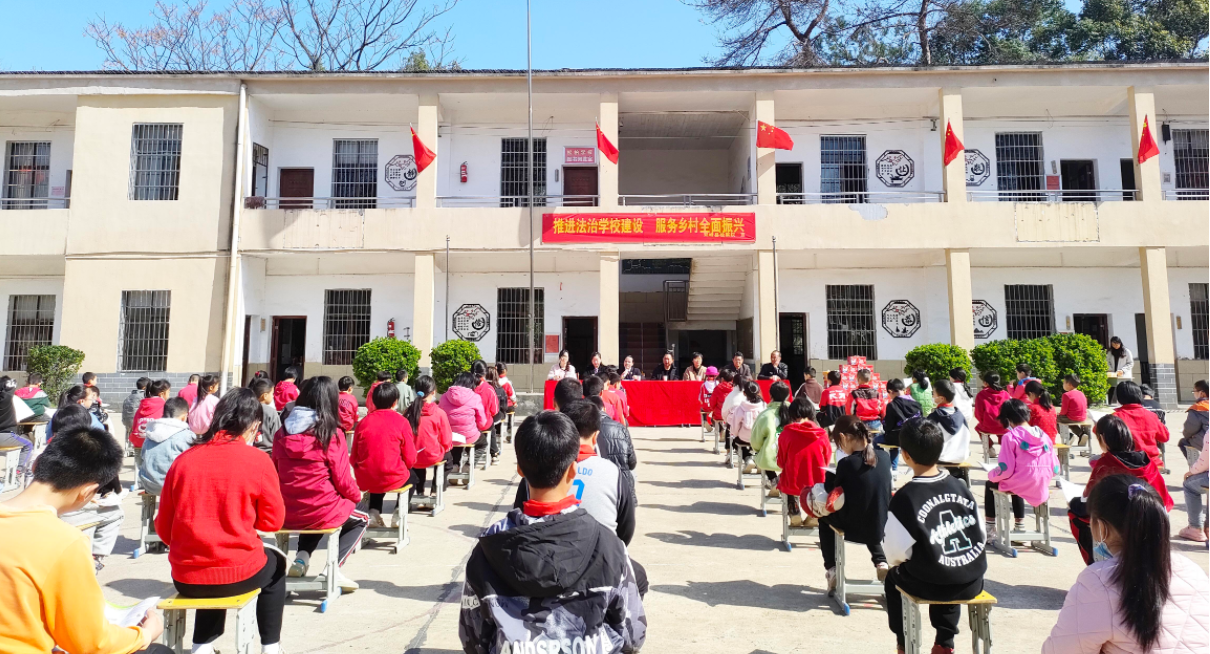 双峰检察：送法进深山，护“苗”助成长