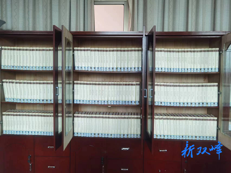 《复兴文库》上架双峰县图书馆党建图书室