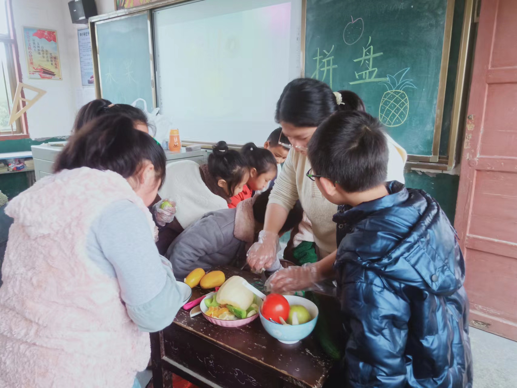 大街小学：巧手拼出七彩生活