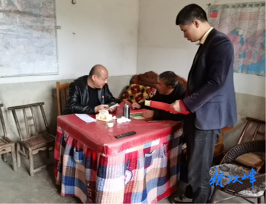 双峰县林业局入户宣传林业知识，牢固树立党员干部信念